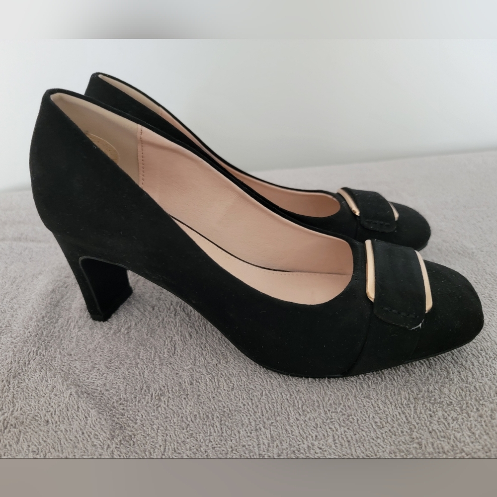 Lauren Blakwell, black suede pumps